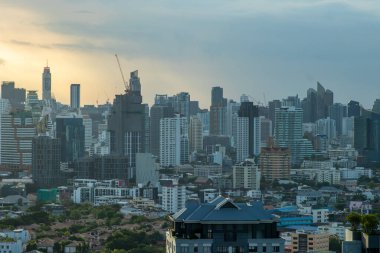 Bangkok 'ta. Tayland - Haziran 2020: Bangkok 'un ortasındaki şehrin çatısından yukarısı