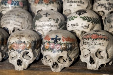 Kafatasları adlarıyla, renkli çiçekler boyanmış ve mezarlık evi veya Beinhaus, Hallstatt, Avusturya geçerek