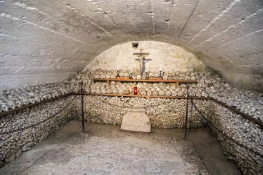 Kafatasları adlarıyla, renkli çiçekler boyanmış ve mezarlık evi veya Beinhaus, Hallstatt, Avusturya geçerek