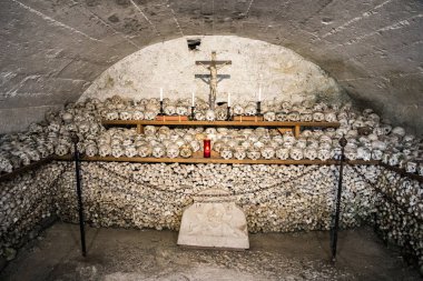 Kafatasları adlarıyla, renkli çiçekler boyanmış ve mezarlık evi veya Beinhaus, Hallstatt, Avusturya geçerek