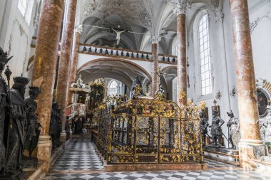 Kenotaph Maximilian'ı, Hofkirche (mahkeme kilise) içinde Kutsal Roma İmparatoru. Innsbruck, devlet Tyrol, Avusturya