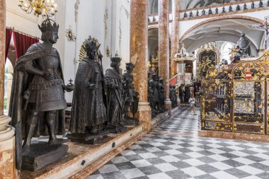 Kenotaph Maximilian'ı, Hofkirche (mahkeme kilise) içinde Kutsal Roma İmparatoru. Innsbruck, devlet Tyrol, Avusturya