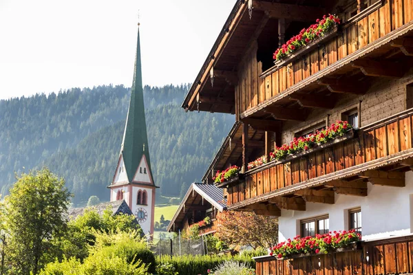 Församlingskyrkan Saint Oswald Och Typisk Träbalkong Med Blommor Alpbach Stad — Stockfoto