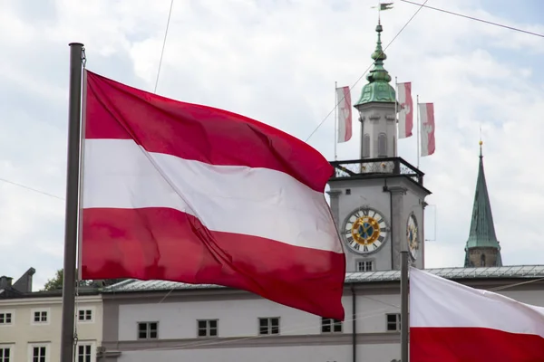 Macha Flagą Austria Flagą Polski Salzburg Ratusza Rathaus Tle — Zdjęcie stockowe