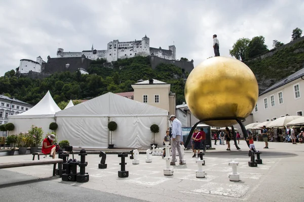 Sphaera Skulpturen Kapitelplatz Salzburg Österrike Med Man Som Står Över — Stockfoto