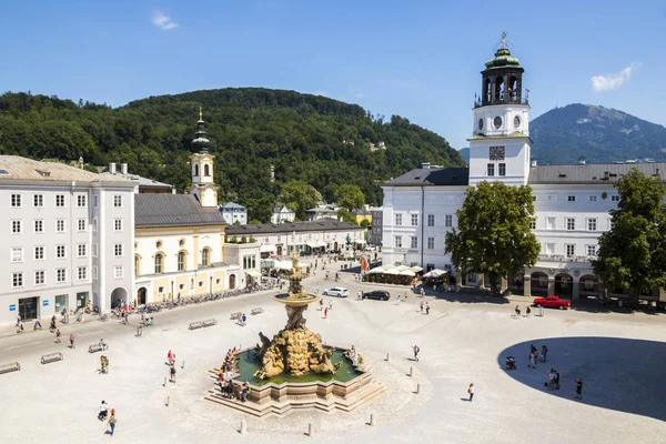 Den Torget Residenzplatz Salzburg Österrike Med Kyrkan Saint Michael Michaelskirche — Stockfoto