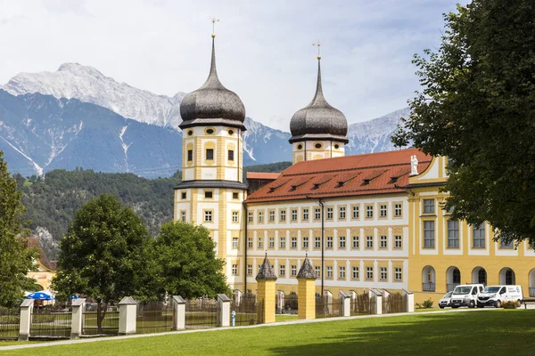 Stift Stams 巴洛克式的 Cistercian 修道院在 Stams 自治市 蒂罗尔状态 西部奥地利 — 图库照片