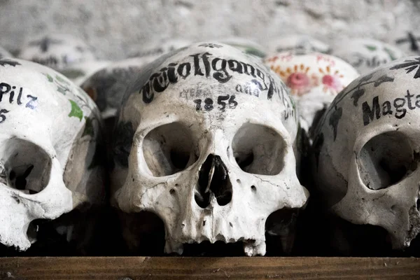 Calaveras Pintadas Con Nombres Flores Colores Cruces Casa Charnel Beinhaus — Foto de Stock