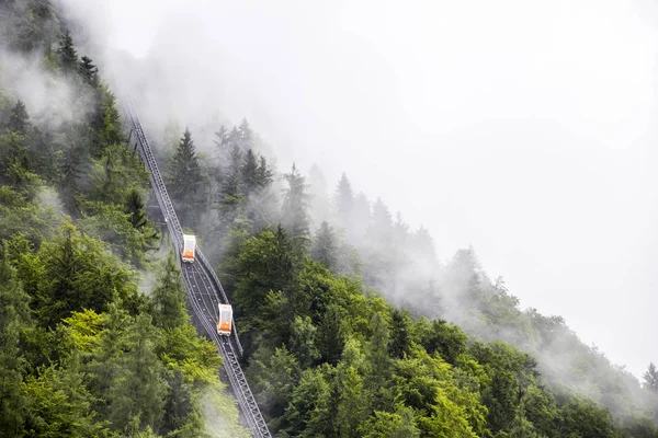 Dos Vagones Cruzando Funicular Dos Vías Las Montañas Hallstatt Austria — Foto de Stock