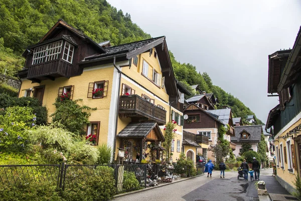 通りがあり観光客やダッハシュタイン ザルツカンマーグートの文化的景観は オーストリアの世界遺産ハルシュタット 部の伝統的な家 — ストック写真