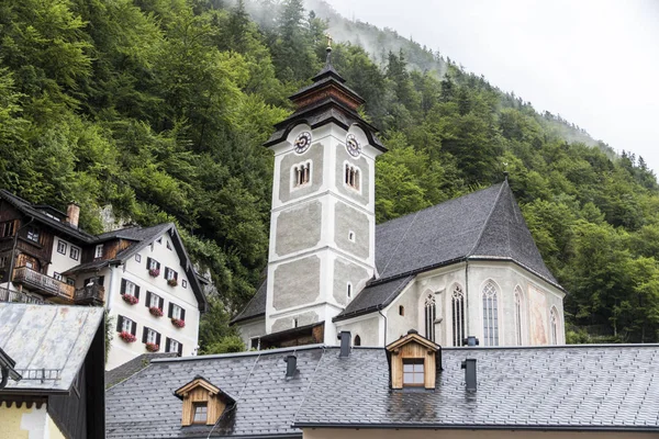 设想的宽容教区教堂的看法在哈尔施塔特 部分的 Dachstein 萨尔茨卡梅谷文化风景 一个世界遗产网站在奥地利 — 图库照片