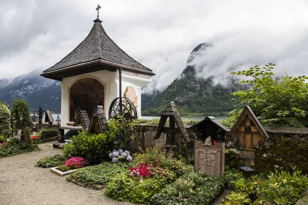传统的木坟墓和坟墓在天主教公墓在哈尔施塔特 Dachstein 萨尔茨卡梅谷文化风景 一个世界遗产网站在奥地利 — 图库照片