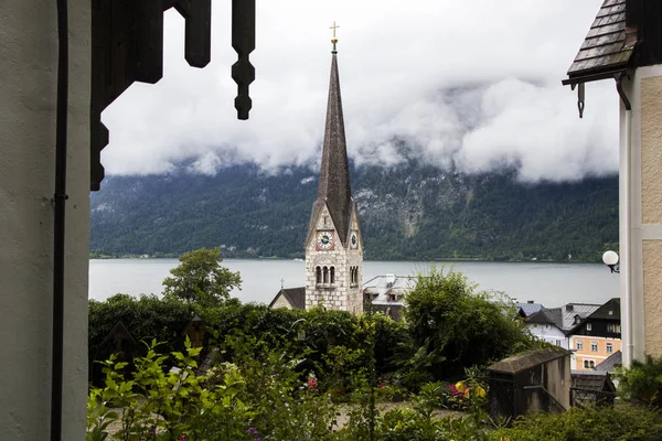 新哥特式福音派教会的观点在哈尔施塔特 Dachstein 萨尔茨卡梅谷文化风景的部分 奥地利的世界遗产网站 — 图库照片
