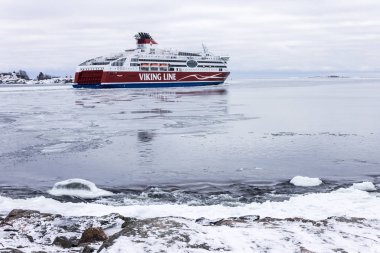 Bağlantı noktası Helsinki, Finlandiya, kış aylarında Suomenlinna kale çıkış yapan cruise Viking Line