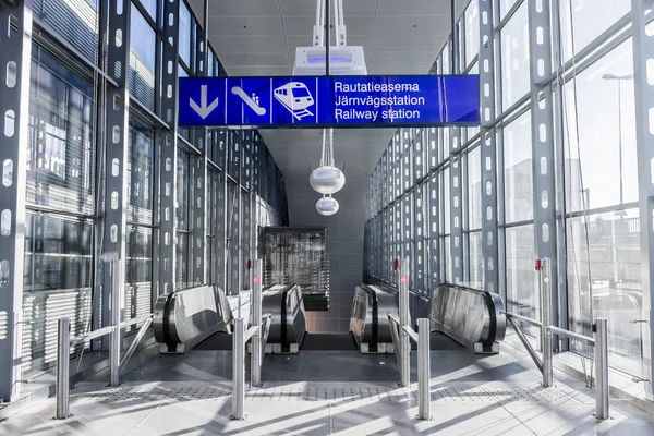 Yön işaretleri içinde Helsinki Havaalanı, Finlandiya
