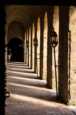 Abbaye de Fontfroide, eski Cistercian Manastırı ve abbey, Güney Fransa'da bir koridor iç görünümü