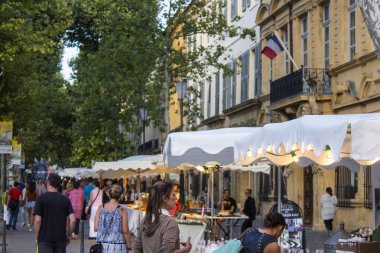 Cours Mirabeau, Aix-en-Provence, Fransa geniş bir caddede