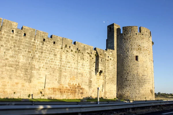 Μεσαιωνικά Τείχη Και Τους Πύργους Από Την Πόλη Της Aigues — Φωτογραφία Αρχείου