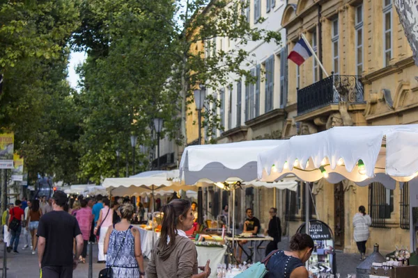 Cours Mirabeau, Aix-en-Provence, Fransa geniş bir caddede