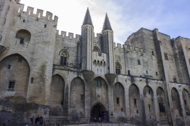 Palais des Papes ya da Papalık Sarayı, Avrupa'nın en büyük ve en önemli ortaçağ Gotik binalardan biri. 1995 yılından bu yana Dünya Mirası