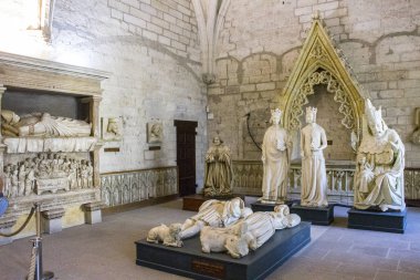 Palais des Papes ya da Papalık Sarayı, Avrupa'nın en büyük ve en önemli ortaçağ Gotik binalardan biri. 1995 yılından bu yana Dünya Mirası