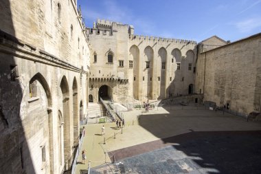 Palais des Papes ya da Papalık Sarayı, Avrupa'nın en büyük ve en önemli ortaçağ Gotik binalardan biri. 1995 yılından bu yana Dünya Mirası