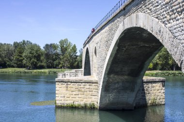 Pont Saint-Benezet, olarak da bilinen Pont d'Avignon, Avignon, Güney Fransa'da bir ünlü ortaçağ Bridge'de