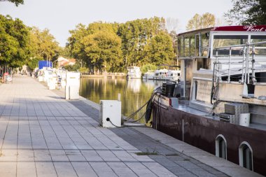 Canal du Midi adlı günbatımı, Beziers, Güney Fransa içinde longboats. 1996 yılından bu yana Dünya Mirası