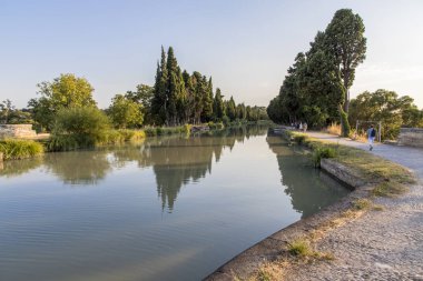 Canal du Midi Beziers gün batımında, Akdeniz'de Güney Fransa ile Atlantik Okyanusu bağlanır uzun bir kanal içinde. 1996 yılından bu yana Dünya Mirası