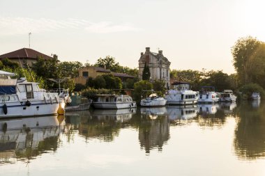 Arka planda bir Art Nouveau ev longboats Canal du Midi adlı günbatımı, Beziers, Güney Fransa içinde. 1996 yılından bu yana Dünya Mirası