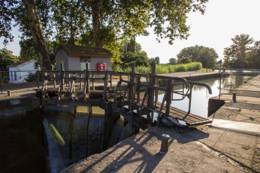 Bir kilit Beziers, Fransa, Orb nehri geçmeye Canal du Midi yardımcı olur. 1996 yılından bu yana Dünya Mirası