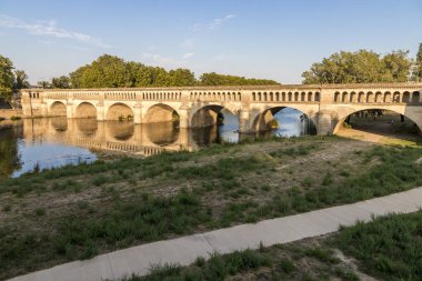 Pont-canal de l'Orb Beziers, Canal du Midi, Güney Fransa'da bir Kanal Köprüsü parçası içinde. 1996 yılından bu yana Dünya Mirası