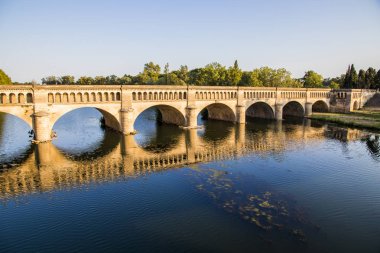 Pont-canal de l'Orb Beziers, Canal du Midi, Güney Fransa'da bir Kanal Köprüsü parçası içinde. 1996 yılından bu yana Dünya Mirası