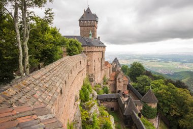 Chateau du Haut-Königsbourg, bir ortaçağ kalesi Orschwiller, Bas-Rhin, Alsace, Fransa, Vosges Dağları Selestat hemen batısında yer alan