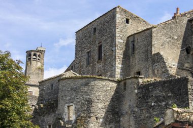 Sokaklar ve Cordes-sur-Ciel, Güney Fransa'da bir güzel Ortaçağ şehir evleri