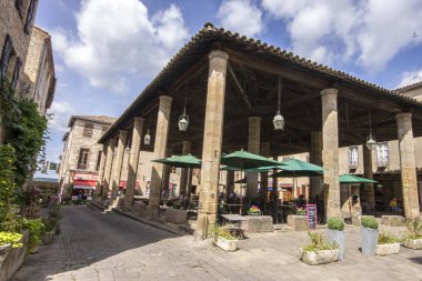 Sokaklar ve Cordes-sur-Ciel, Güney Fransa'da bir güzel Ortaçağ şehir evleri