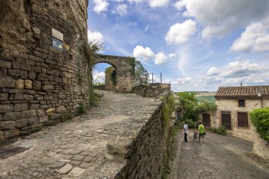 Sokaklar ve Cordes-sur-Ciel, Güney Fransa'da bir güzel Ortaçağ şehir evleri