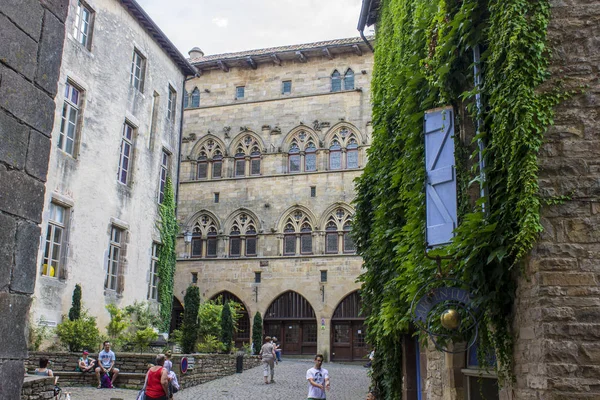 Sokaklar ve Cordes-sur-Ciel, Güney Fransa'da bir güzel Ortaçağ şehir evleri
