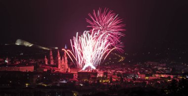 Santiago de Compostela, İspanya. Gün, St James Festivali 2018 (Dia del Apostol) Monte Pedroso Tepesi'nden Galiçya başkenti onuruna Saint James Katedrali üzerinde havai fişek