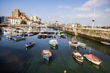 Castro Urdiales, İspanya. Santa Maria de la Asuncion Kilisesi ve Santa Ana kale deniz feneri Old Town sayısı