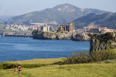 Castro Urdiales, İspanya. Santa Maria de la Asuncion Kilisesi ve Santa Ana Castle fener seçin Cementerio de Ballena görünümlerini