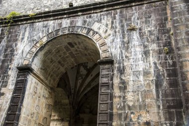Guriezo, İspanya. İnsanlar ölü İspanya İç Savaşı sırasında Iglesia de San Vicente de la Maza Kilisesi, oyulmuş isimleri ile Jose Antonio Primo de Rivera adını ve la Falange arması