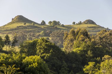 Lierganes, İspanya. TETAŞ de Lierganes bir çift Lierganes, Cantabria en güzel kentlerinden biri bakan İki Yataklı Dağ manzarası