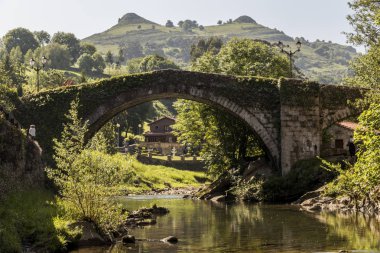 Lierganes, Cantabria. Puente Romano Viejo (Roma Köprüsü) ve Tetaş de Lierganes dağlar ikiz. İspanya en güzel kentlerinden biri