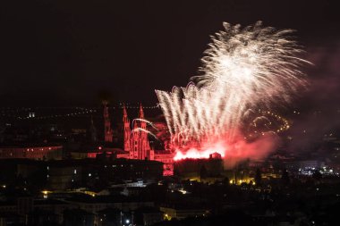 Santiago de Compostela, İspanya. Gün, St James Festivali 2018 (Dia del Apostol) Monte Pedroso Tepesi'nden Galiçya başkenti onuruna Saint James Katedrali üzerinde havai fişek