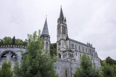Sanctuary of Our Lady, Lourdes, Fransa kendi su tanınmış iyileştirici gücü için ünlü hac için bir hedef.