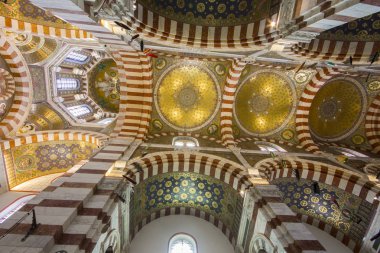 Notre-Dame de la Garde (Our Lady muhafız), Marsilya, Fransa, ve kentin en ünlü sembolü Katolik bir bazilika ve hac sitesi. En çok ziyaret edilen sitesi Marsilya