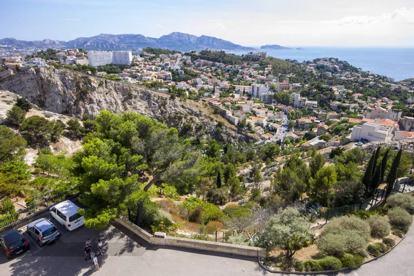 Marsilya, Fransa'nın ikinci büyük kenti, bir güzel yaz gününde kilise Notre-Dame de la Garde görünümlerini