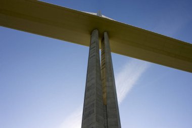 Millau Viyadüğü bir kablo nehir Tarn, Güney Fransa'da Millau yakınındaki Vadisi açıklıklı köprü kaldı. Bir gemi direği'nın Zirvesi 343 m ile dünyanın en yüksek köprüdür.