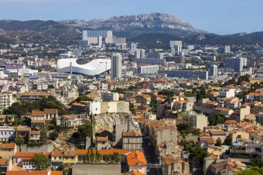 Marsilya, Fransa'nın ikinci büyük kenti, bir güzel yaz gününde kilise Notre-Dame de la Garde görünümlerini